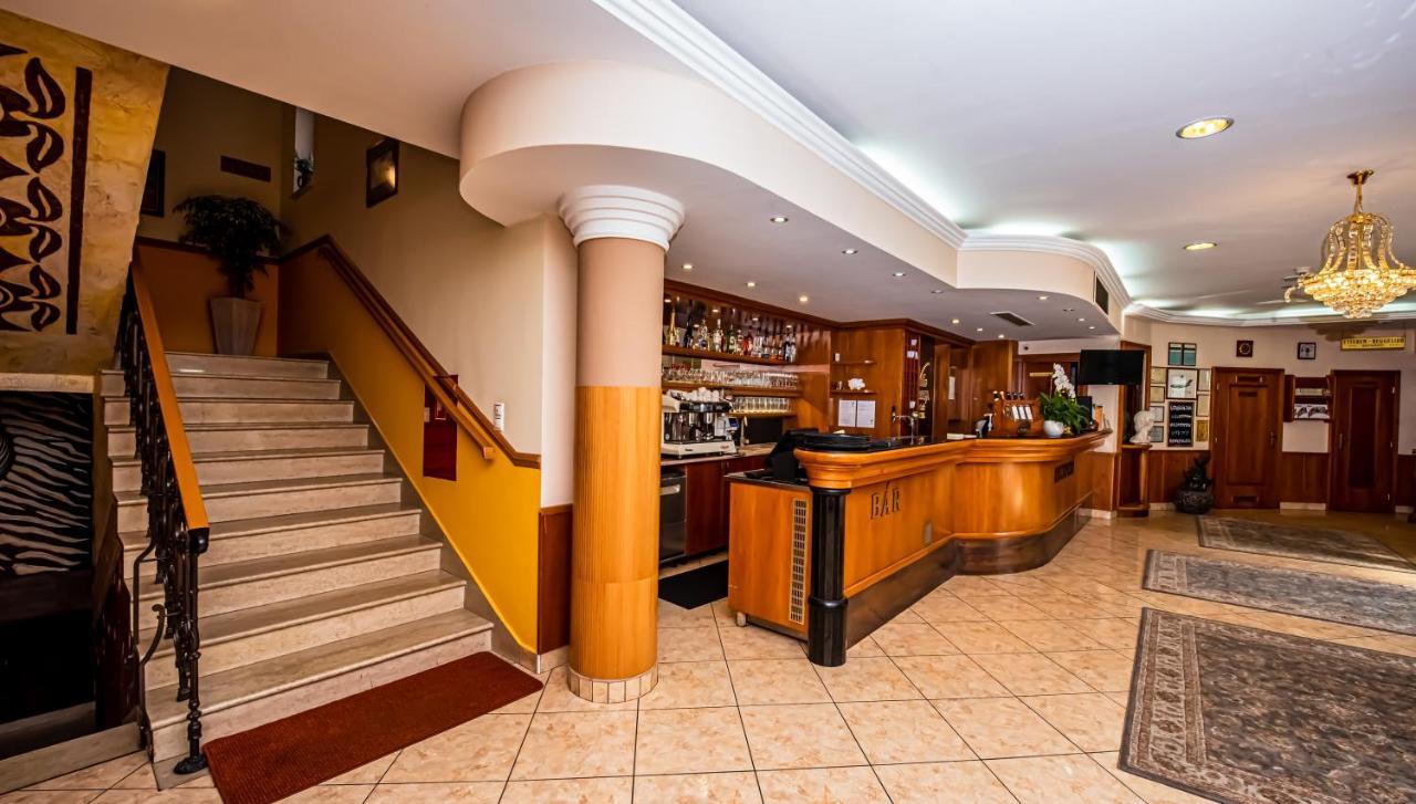 Hotel Villa Classica Pápa Eksteriør billede