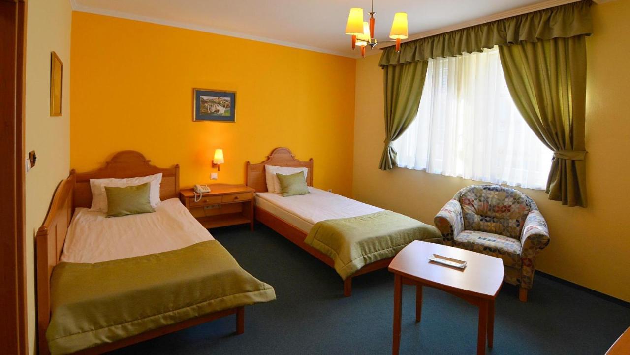 Hotel Villa Classica Pápa Eksteriør billede